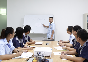 生產(chǎn)團(tuán)隊(duì)開會(huì)